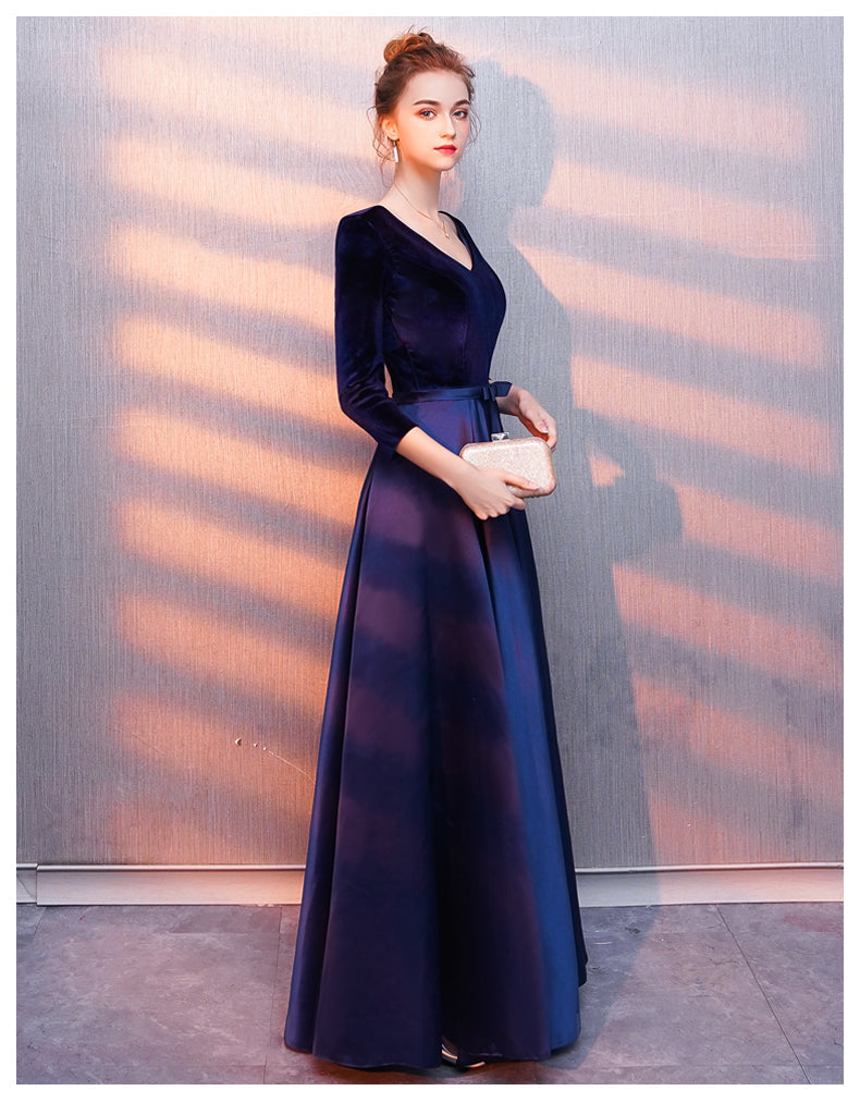 Vestido de dama de honor de satén y terciopelo con escote en V azul marino 