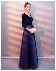 Vestido de dama de honor de satén y terciopelo con escote en V azul marino 