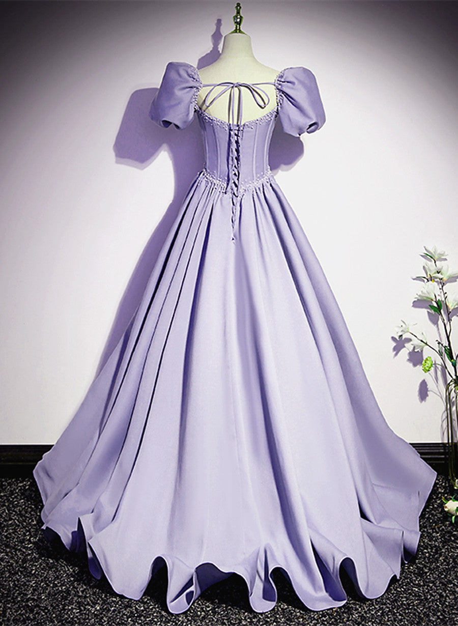 Vestido de fiesta de satén morado claro con mangas cortas y cuentas 