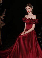 Vestido de noche largo con hombros descubiertos de satén rojo vino 