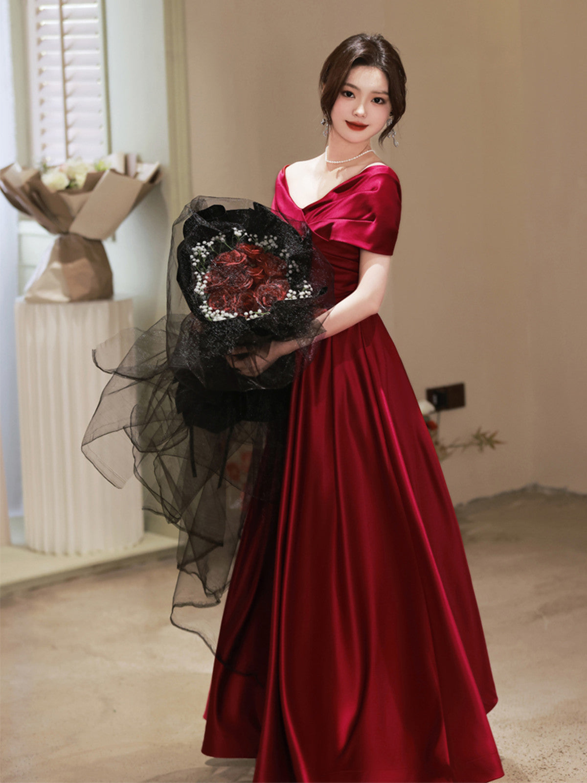 Vestido de fiesta largo de satén rojo vino con corte A y hombros descubiertos 