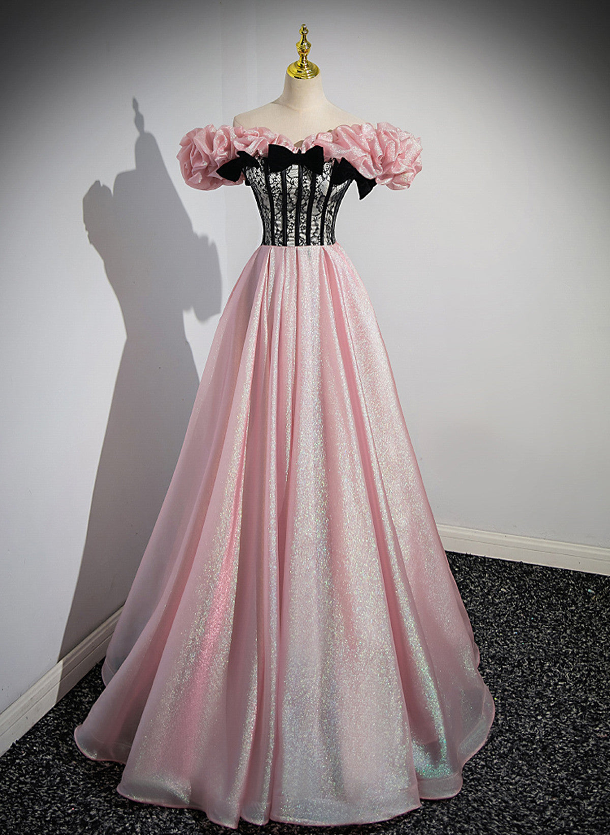 Elegante vestido de noche largo rosa con hombros descubiertos y corte A 