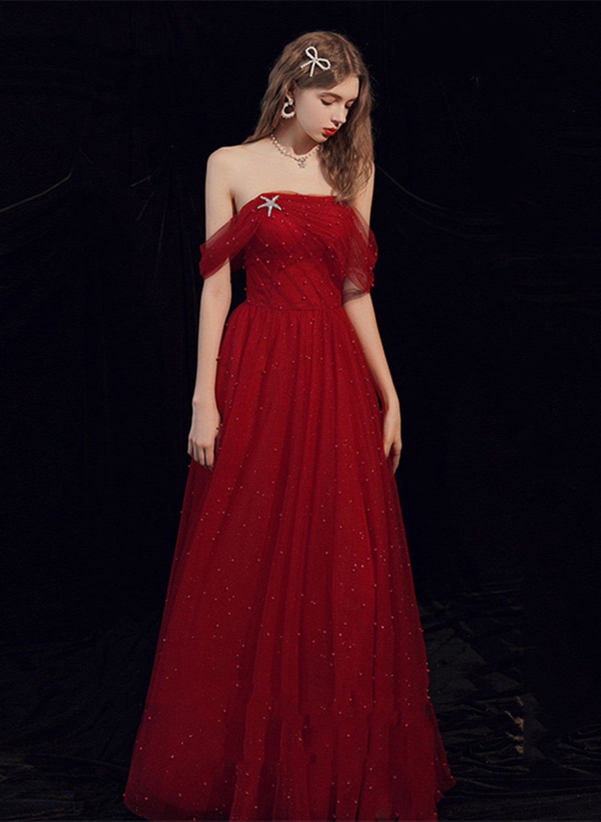 Vestido de noche de tul color rojo vino con hombros descubiertos y corte A 