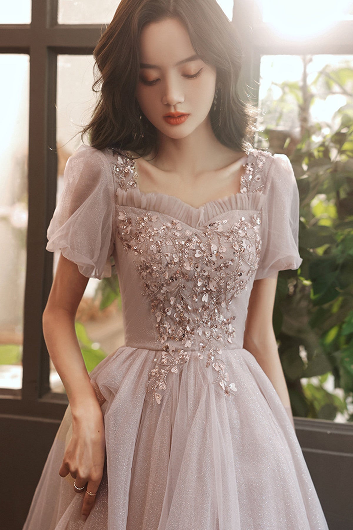 Vestido de fiesta rosa de tul con mangas cortas y cuentas hasta la rodilla 
