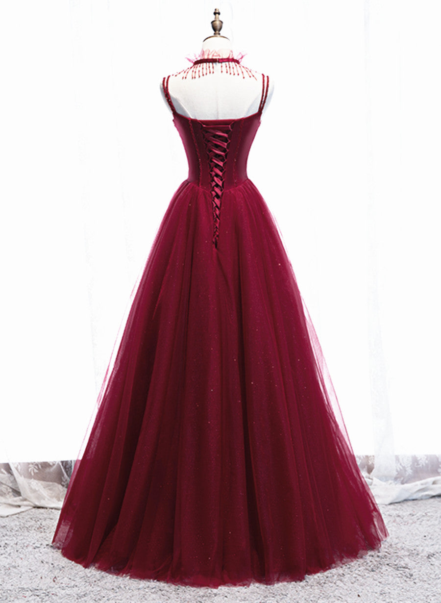 Vestido de fiesta con tirantes de cuentas de color rojo vino. 
