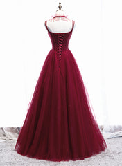 Vestido de fiesta con tirantes de cuentas de color rojo vino. 