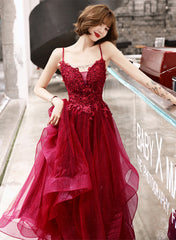 Vestido de fiesta con capas de tul brillante rojo vino y tirantes con encaje 