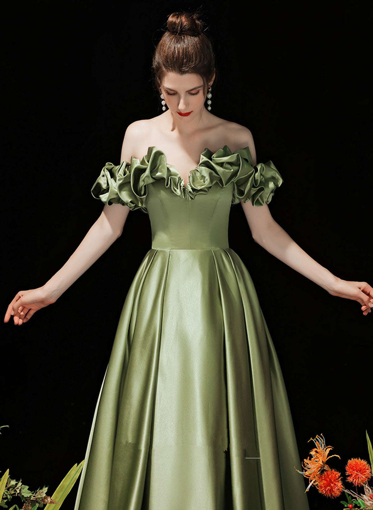 Vestido de fiesta de satén verde con hombros descubiertos 
