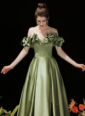 Vestido de fiesta de satén verde con hombros descubiertos 