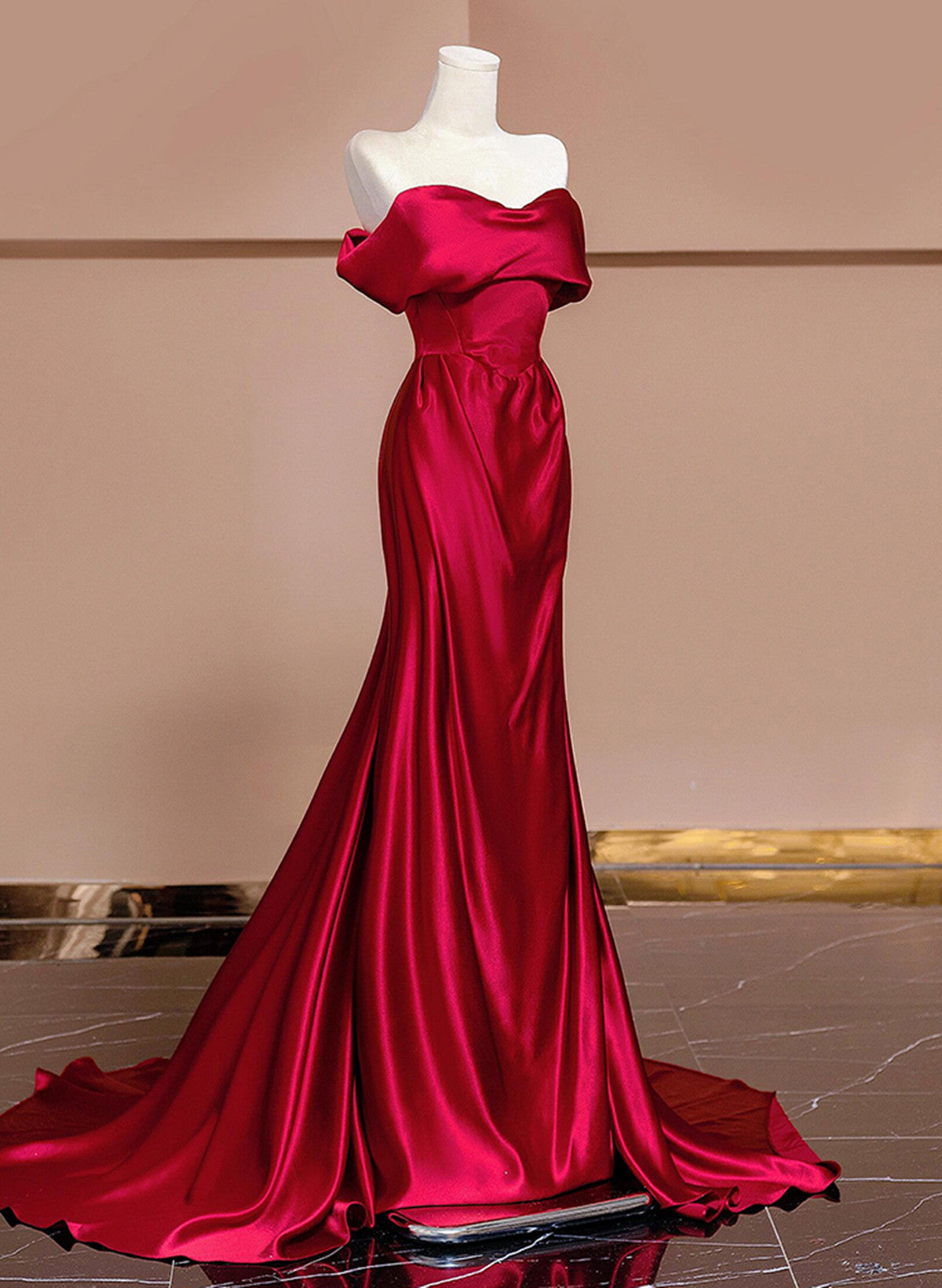 Vestido de noche largo de satén con hombros descubiertos en color rojo vino 