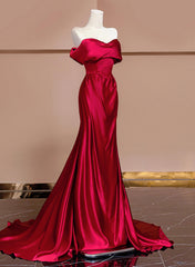 Vestido de noche largo de satén con hombros descubiertos en color rojo vino 