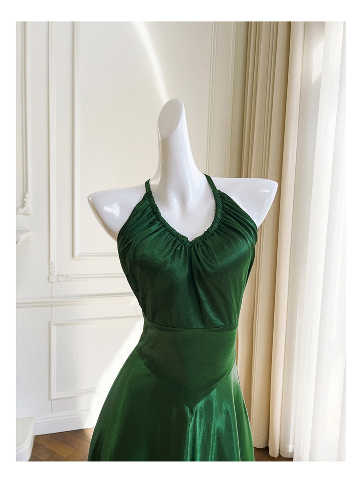Vestido de noche verde de satén suave con espalda cruzada y corte en A 