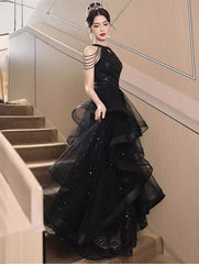 Vestido formal largo con capas de tul y cuello halter negro 