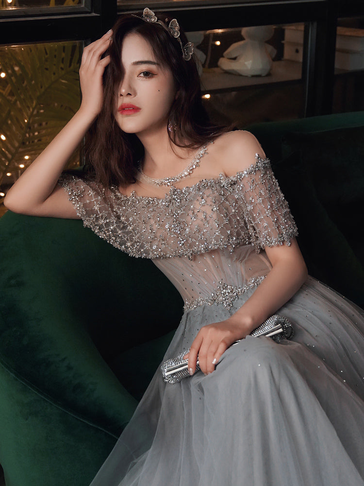 Hermoso vestido de fiesta de tul con hombros descubiertos y cuentas 