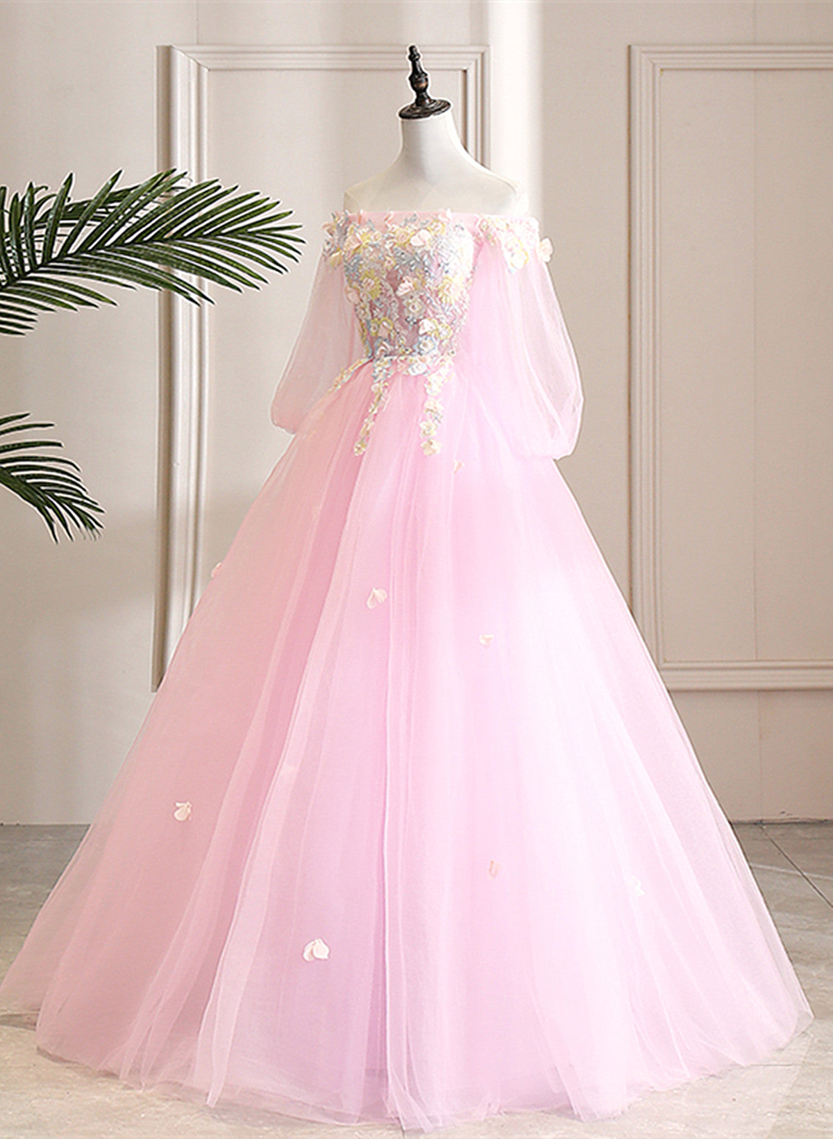 Lindo vestido rosa de fiesta para dulces 16 con flores 