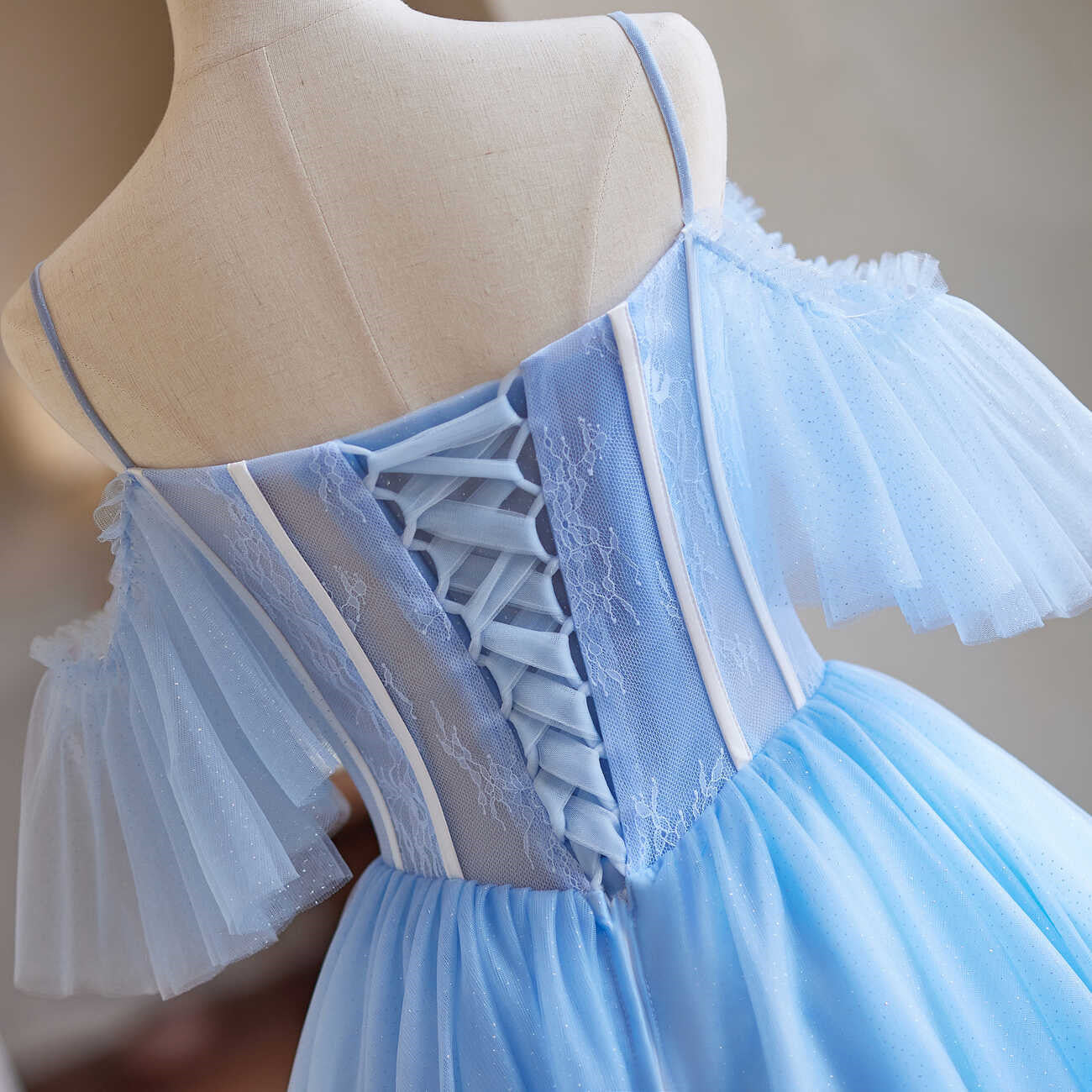 Vestido de fiesta de tul con cuentas y hombros descubiertos en forma de A 