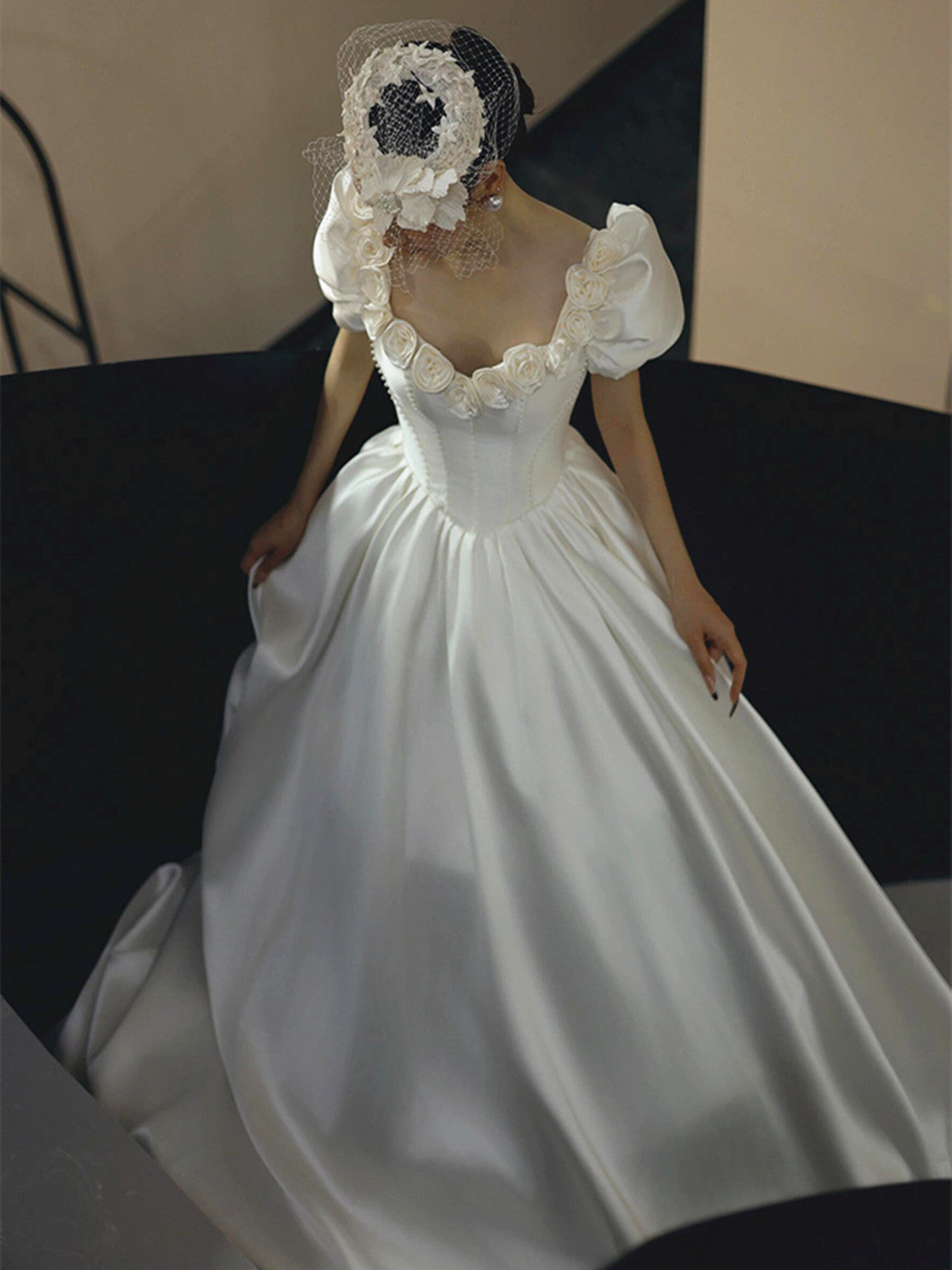 Vestido de fiesta largo de satén blanco con mangas cortas y flores y cuentas 