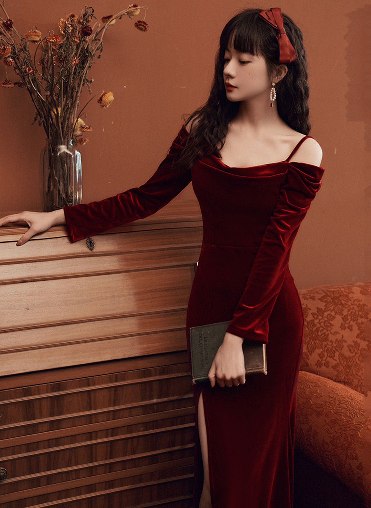 Hermoso vestido de fiesta de terciopelo rojo vino con hombros descubiertos 
