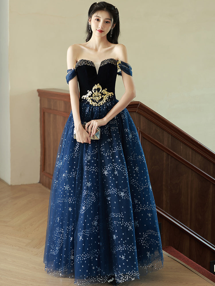 Vestido de fiesta de tul con cuentas y hombros descubiertos en azul marino 