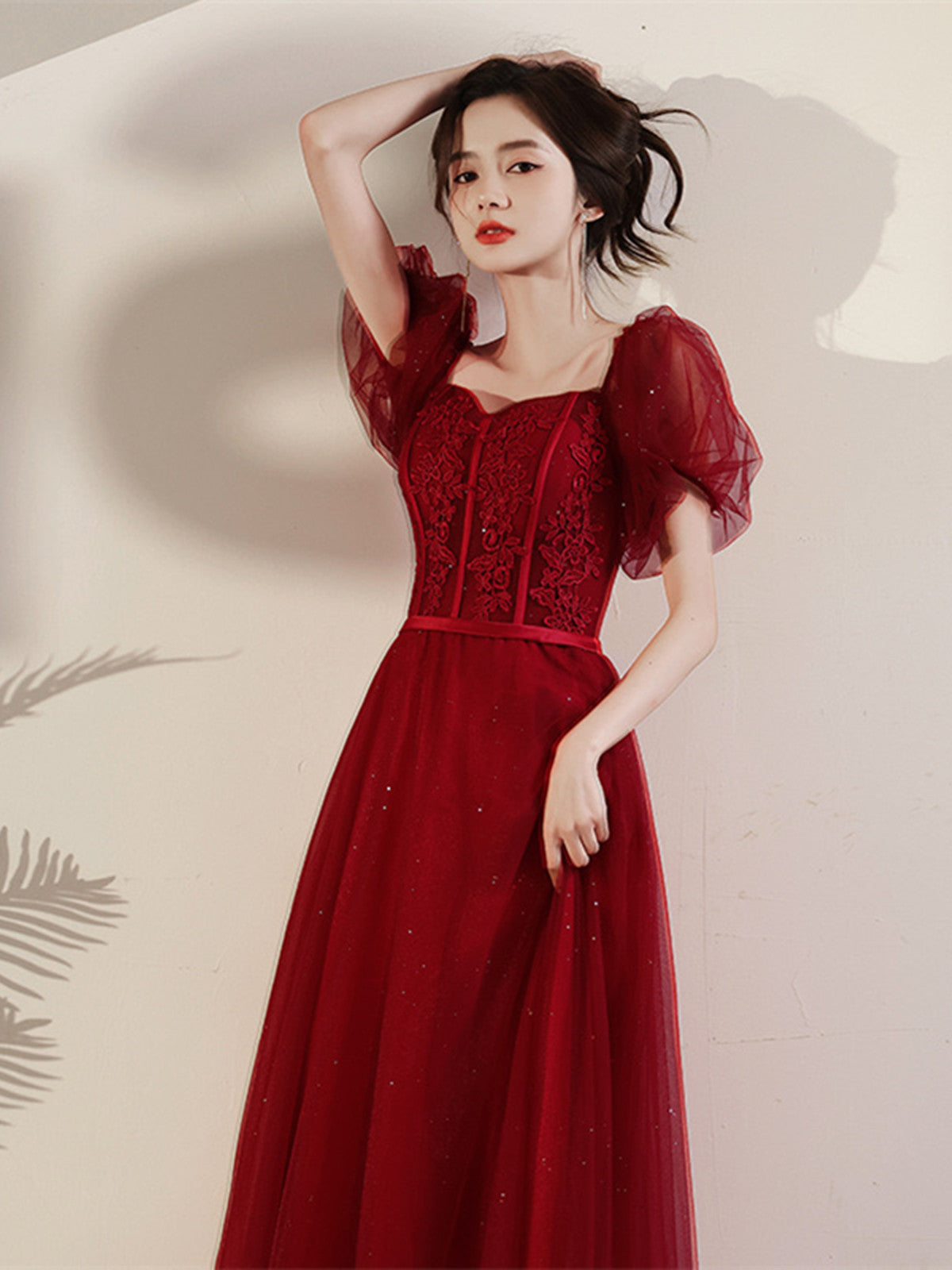 Vestido de fiesta de tul rojo vino con mangas cortas y largo hasta la rodilla 