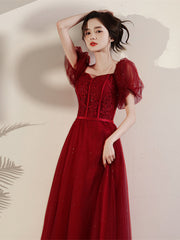 Vestido de fiesta de tul rojo vino con mangas cortas y largo hasta la rodilla 