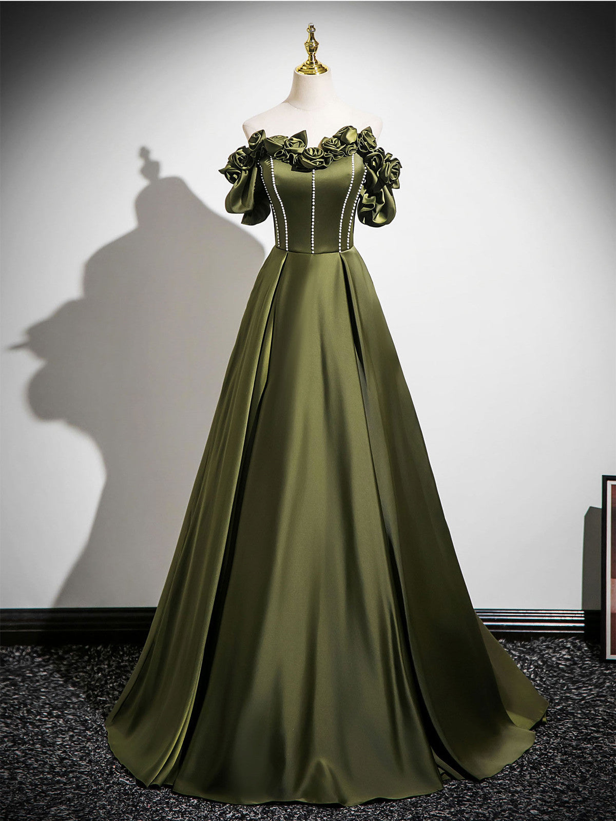 Vestido de fiesta verde con hombros descubiertos, cuentas y flores hasta el suelo 