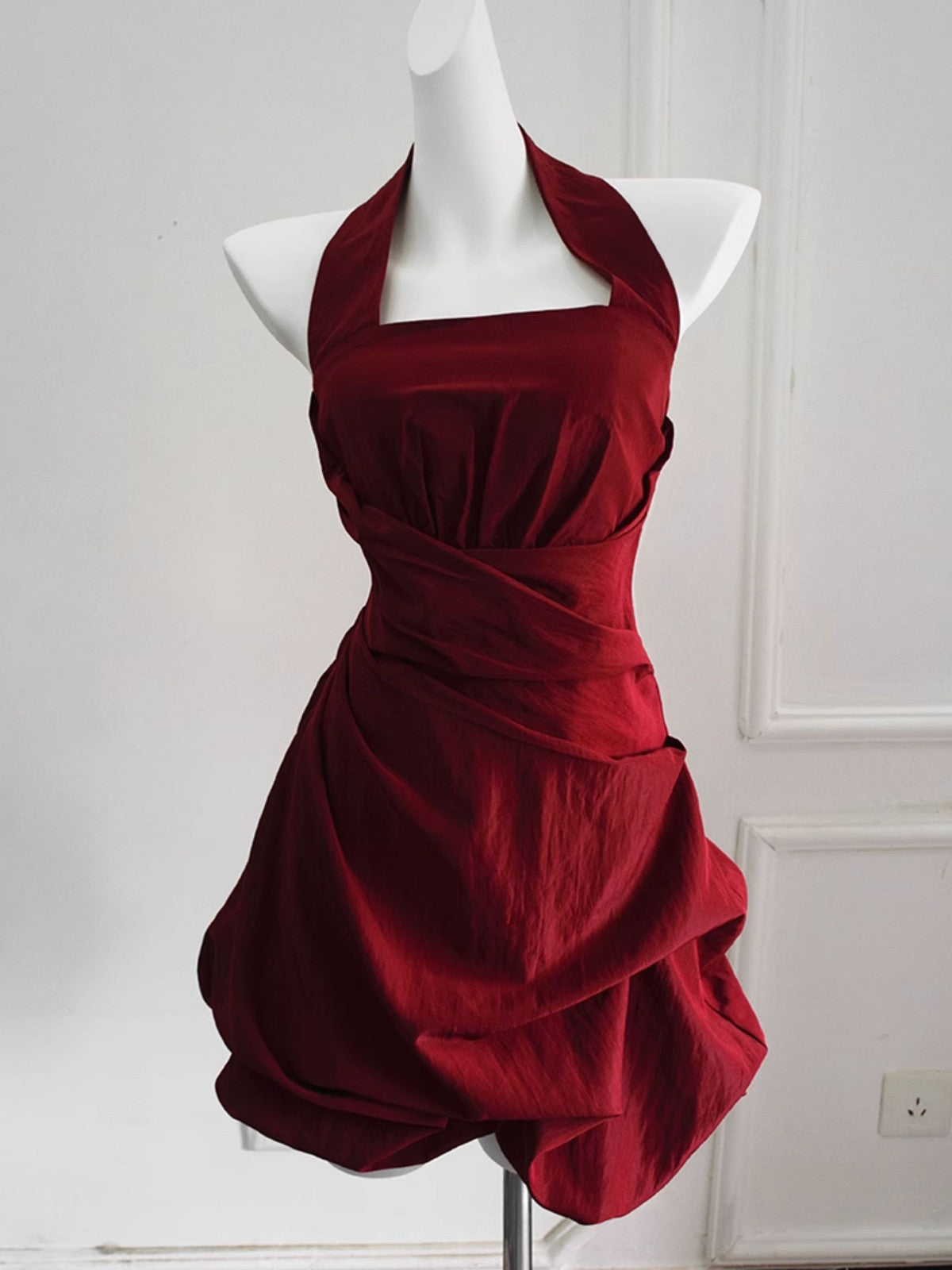 Vestido de fiesta corto con cuello halter de tafetán rojo vino 