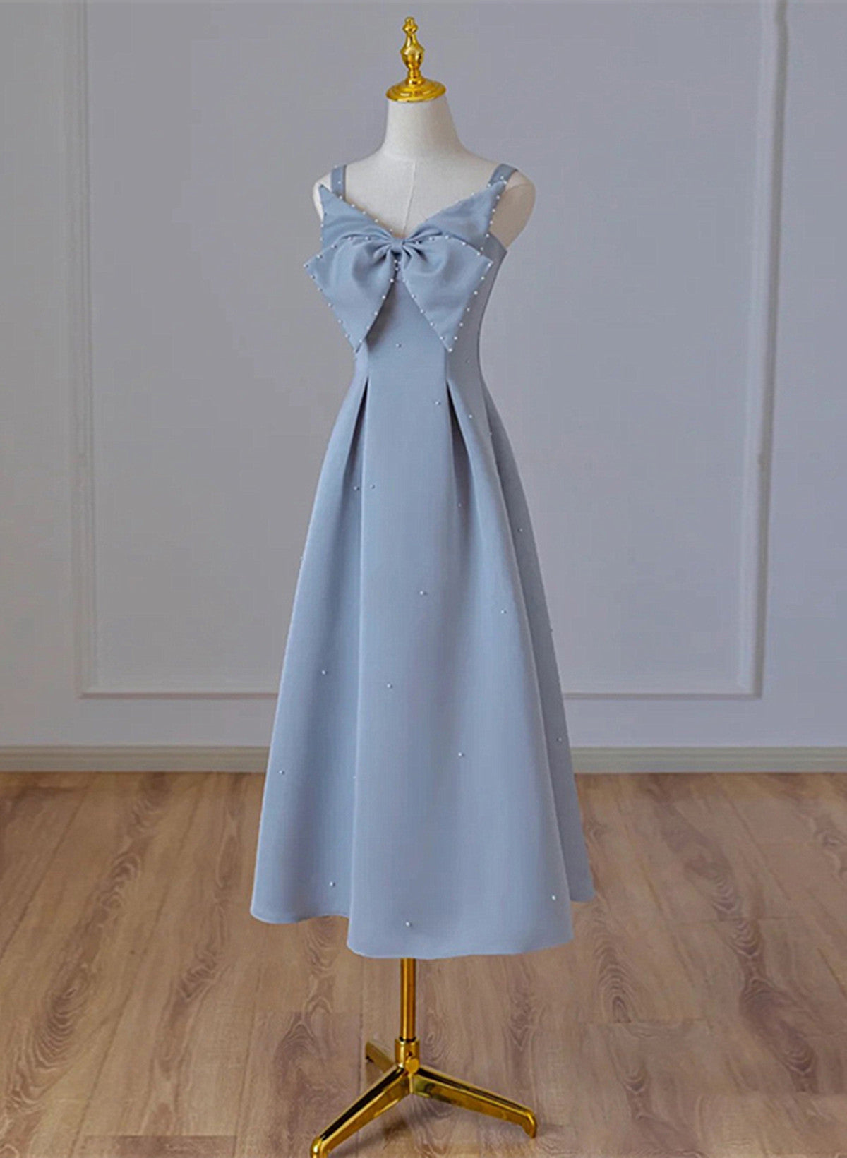 Vestido formal de satén con tirantes finos, largo hasta la rodilla, color gris azulado 