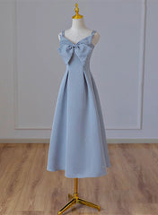 Vestido formal de satén con tirantes finos, largo hasta la rodilla, color gris azulado 