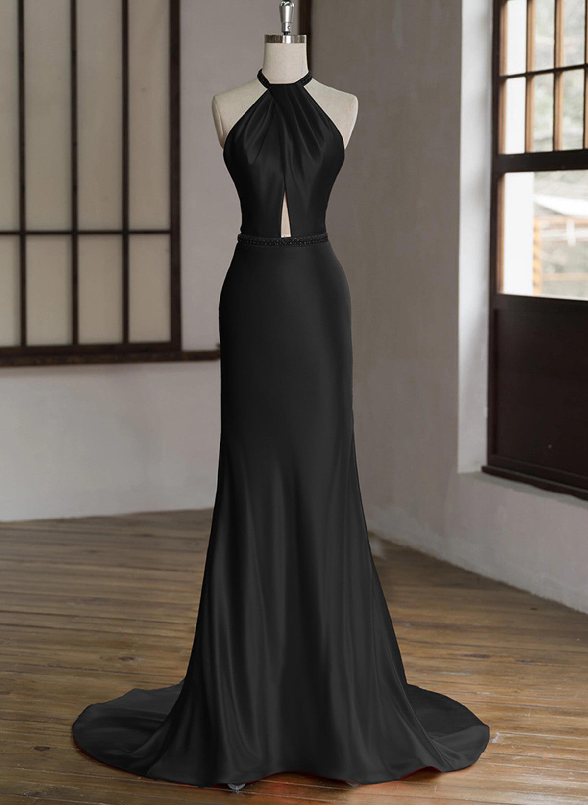 Vestido de noche largo de satén negro con cuello halter y espalda baja 