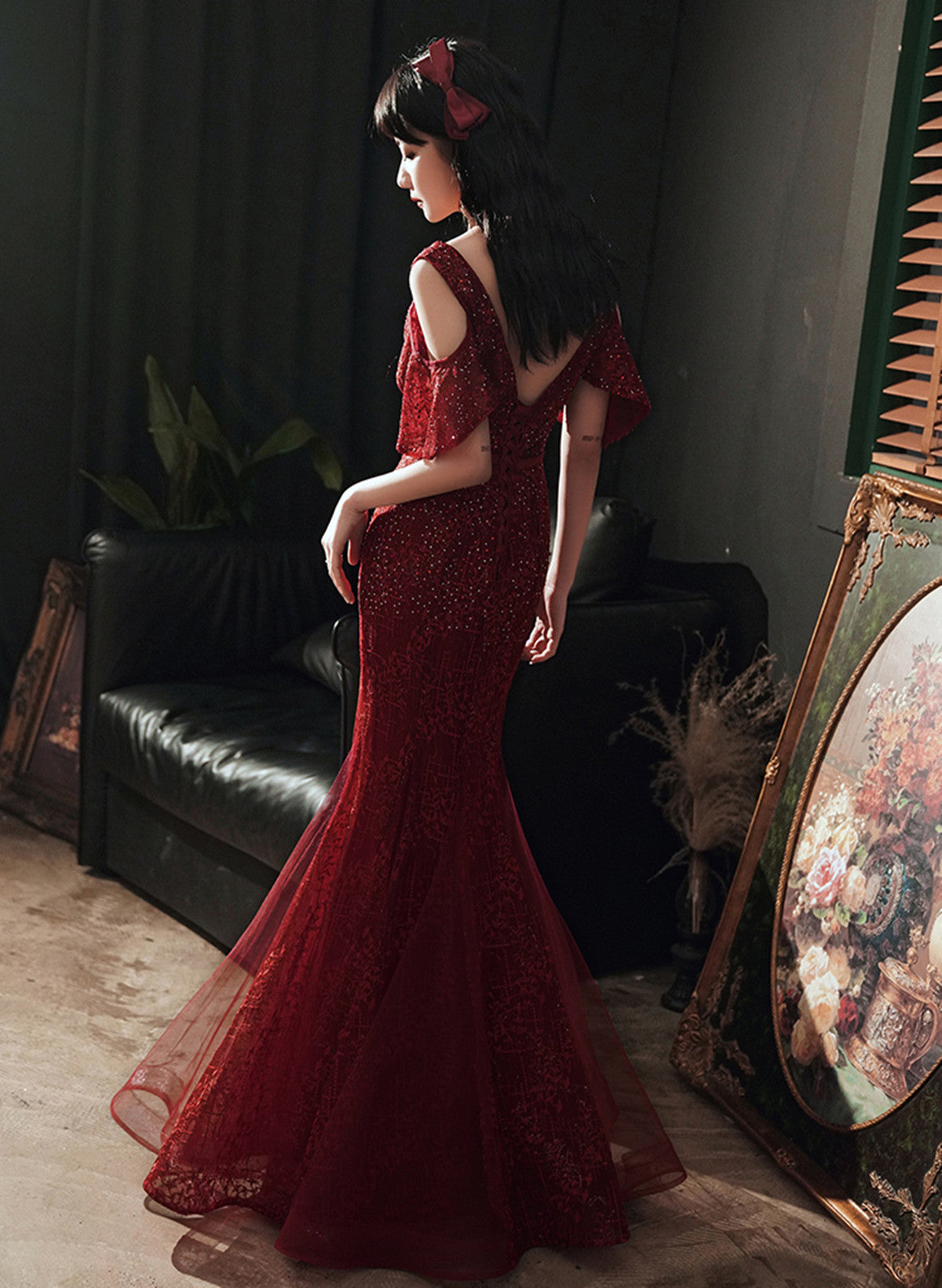 Vestido de fiesta de sirena de tul rojo vino con escote en V y cuentas 