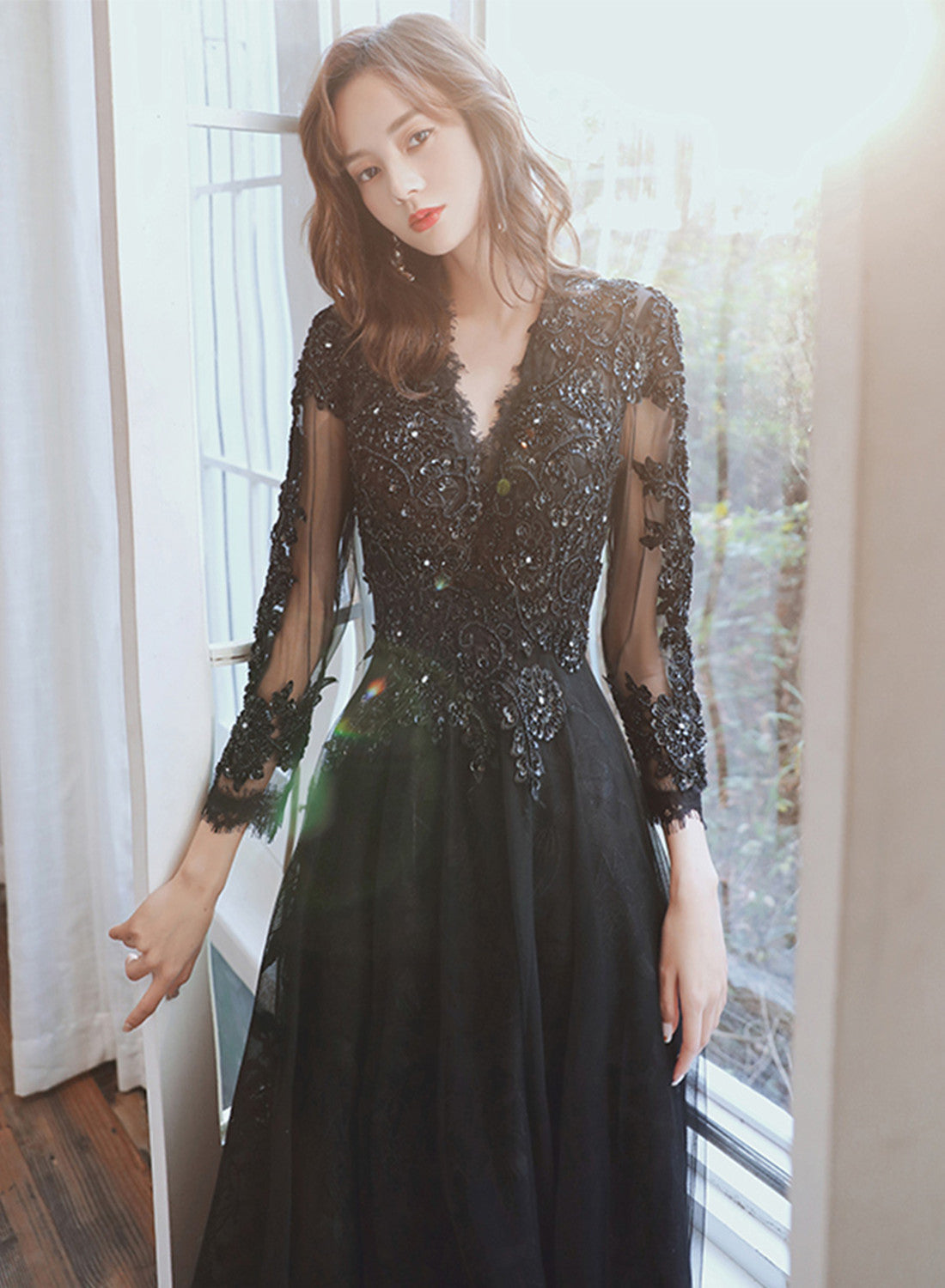Vestido de fiesta negro de tul con escote en V y mangas largas con encaje 
