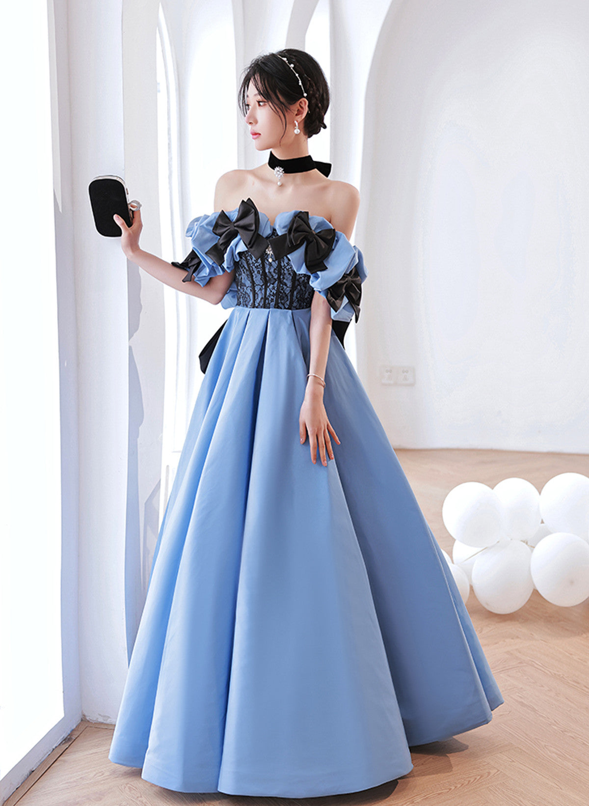 Vestido de fiesta largo de satén azul con hombros descubiertos y encaje negro 