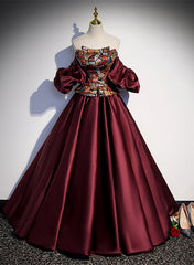Elegante vestido de noche de satén burdeos con hombros descubiertos 
