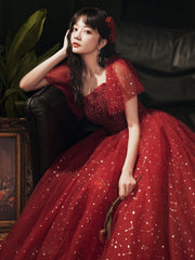 Vestido de fiesta largo de tul con encaje y mangas cortas en color rojo vino 