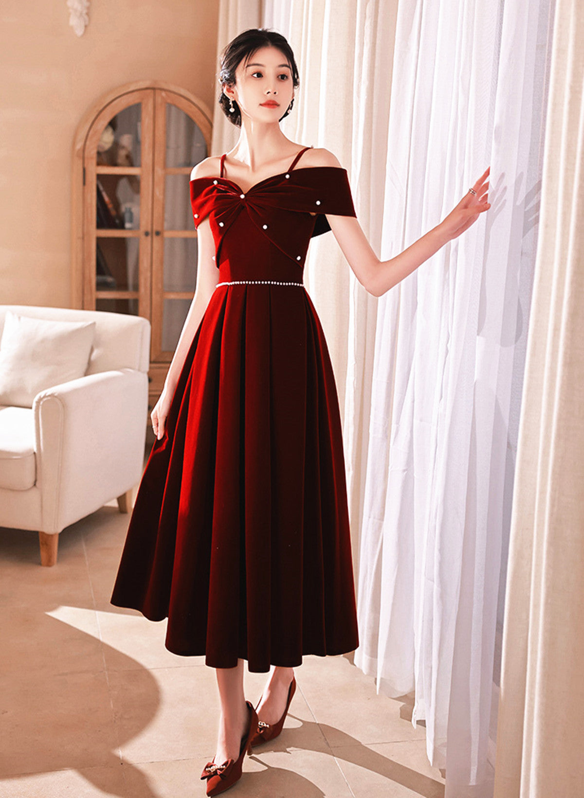 Vestido formal rojo vino con tirantes al descubierto y largo hasta la rodilla 