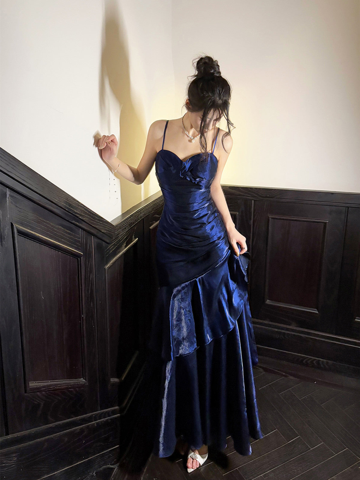 Vestido de fiesta azul marino de sirena con tirantes finos 