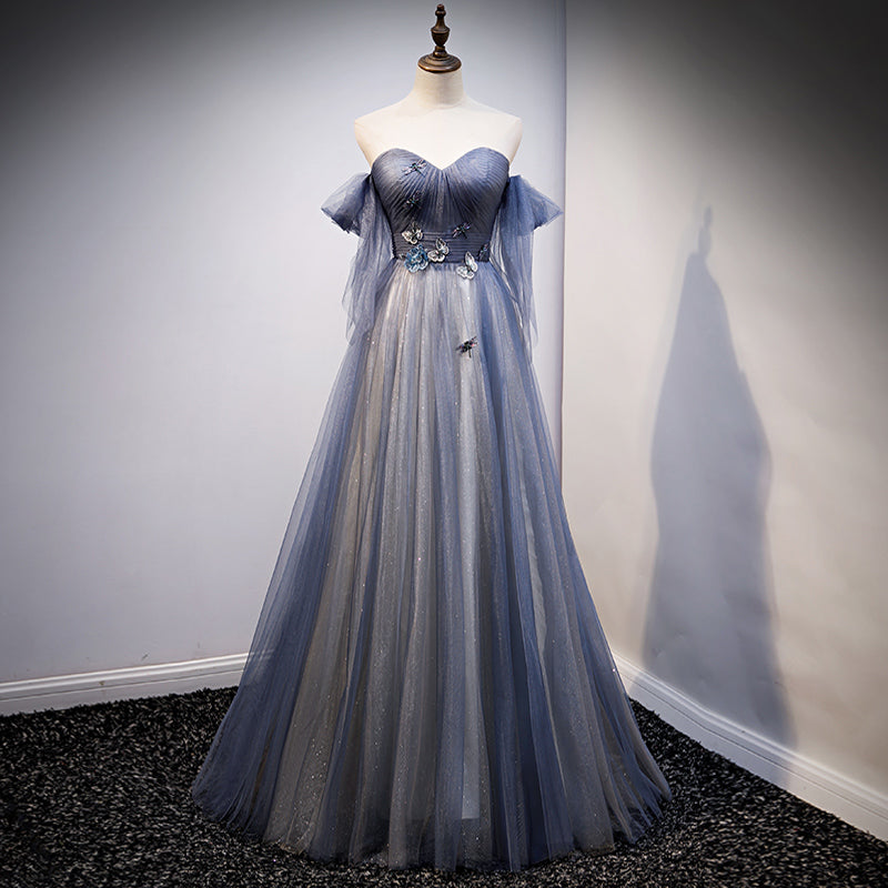 Vestido de fiesta largo de tul azul y gris con escote en forma de corazón 