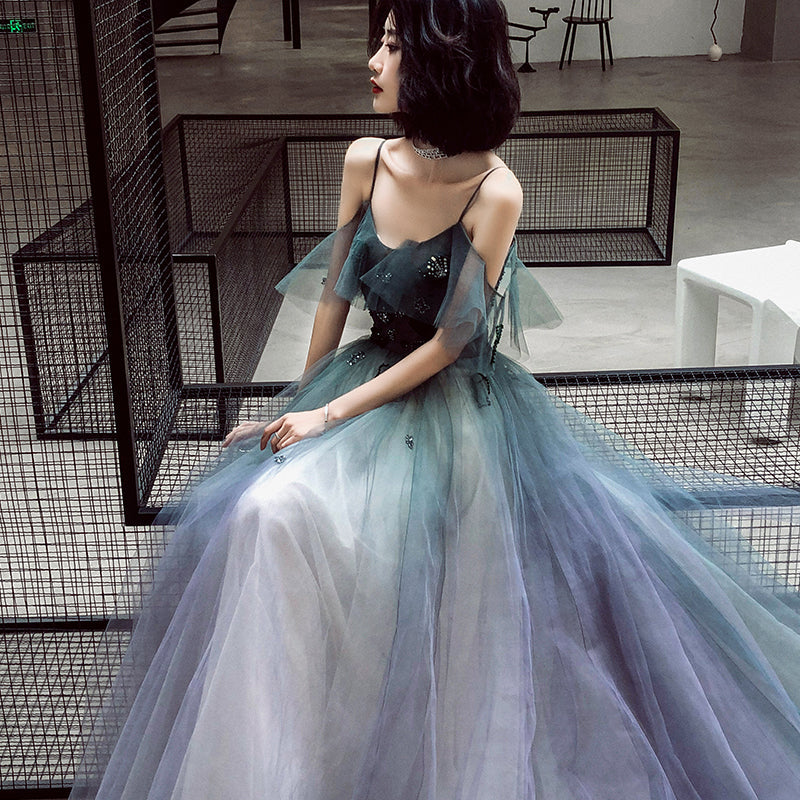 Hermoso vestido de noche largo con tirantes de tul degradado y escote halter. 