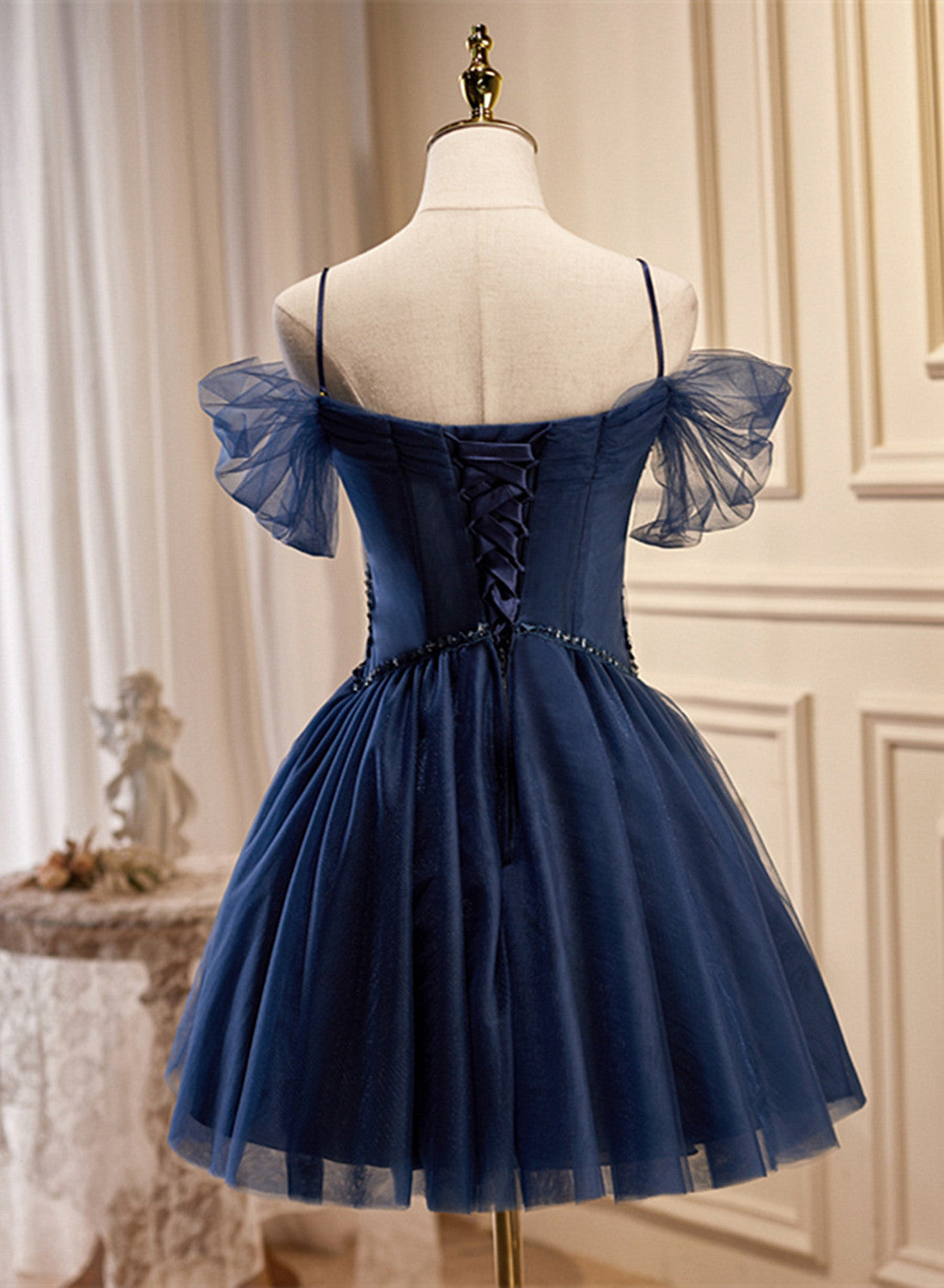 Vestido de fiesta corto de tul azul marino con cuentas 