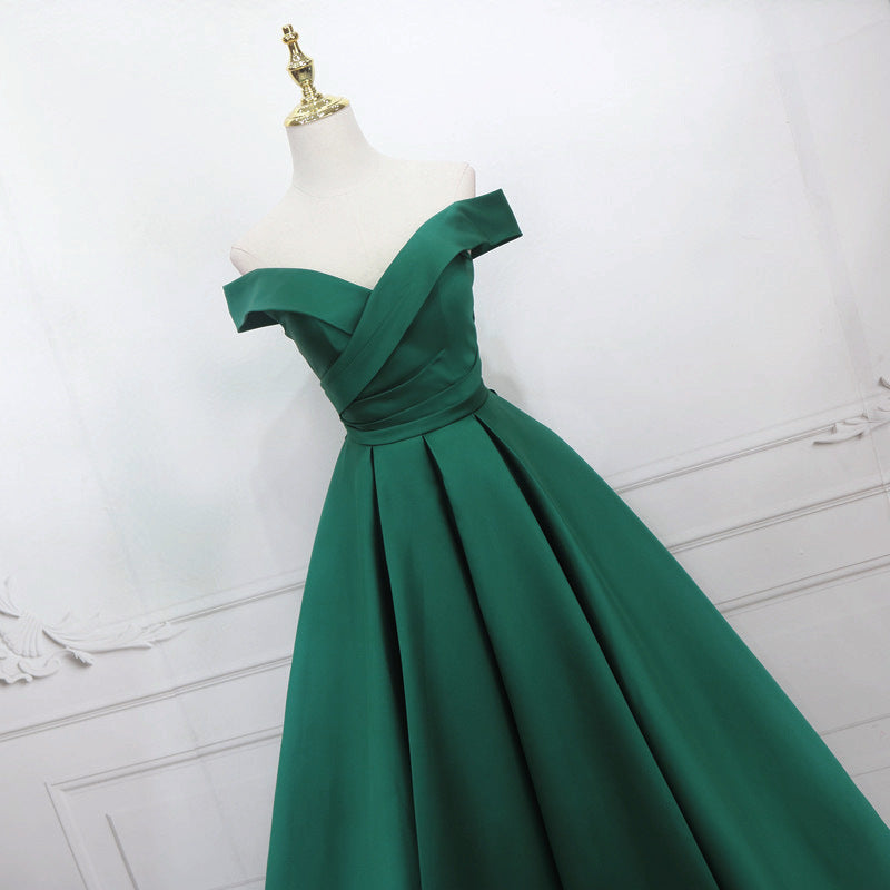 Vestido de fiesta largo con hombros descubiertos y satén verde sencillo 