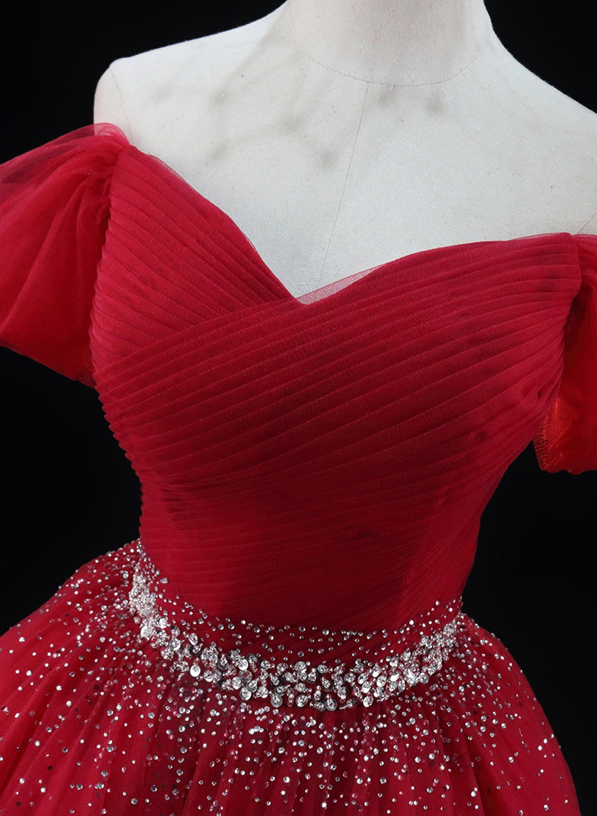 Vestido de fiesta de tul rojo con cuentas y hombros descubiertos 