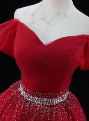 Vestido de fiesta de tul rojo con cuentas y hombros descubiertos 