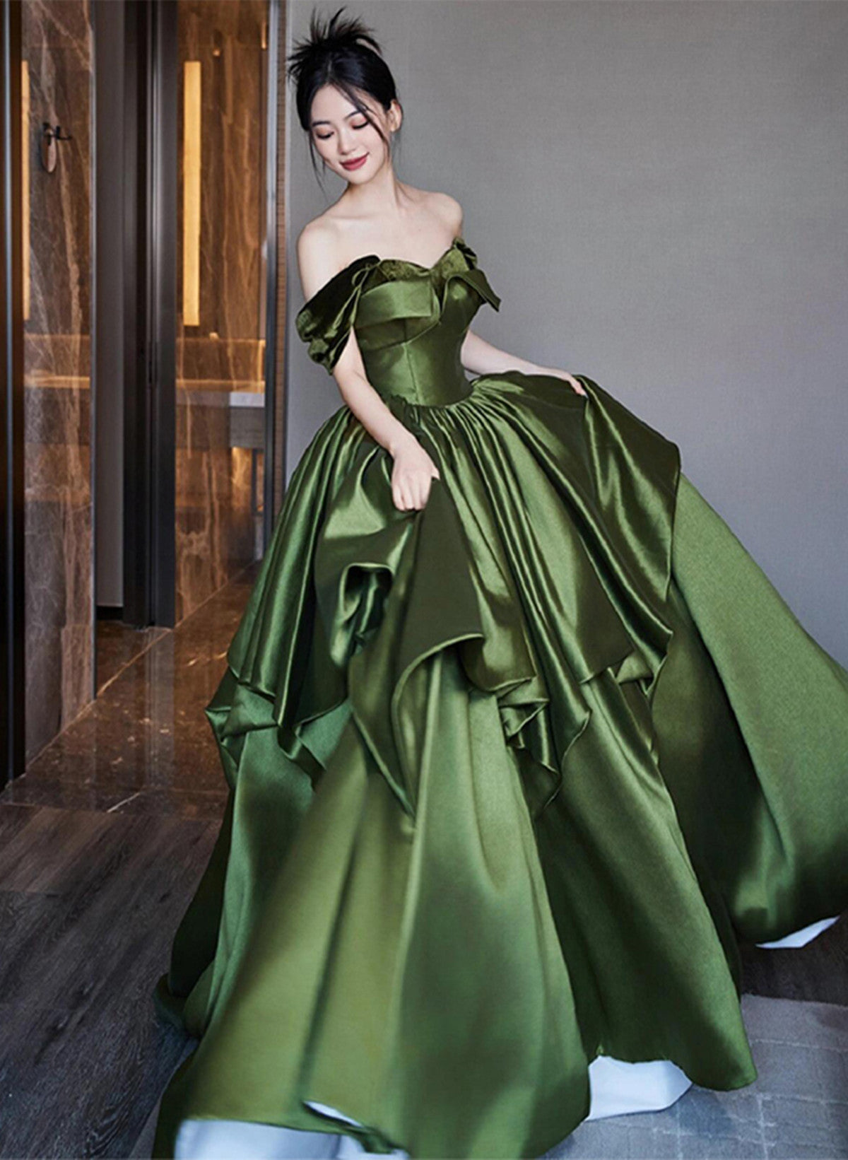 Vestido de fiesta verde satinado con corte en A y hombros descubiertos hasta el suelo 