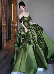Vestido de fiesta verde satinado con corte en A y hombros descubiertos hasta el suelo 