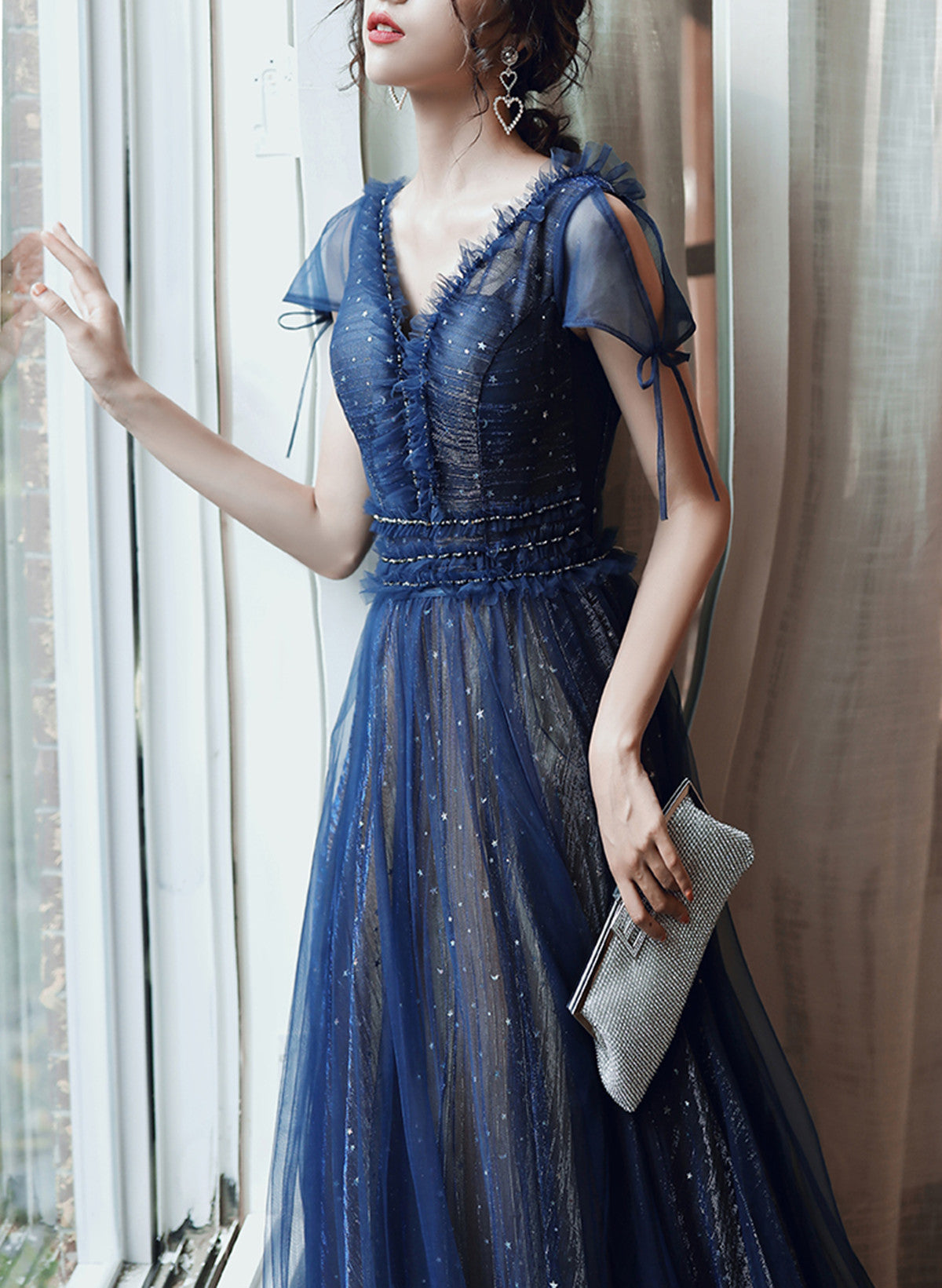 Vestido de fiesta azul marino de corte A, manga corta y escote en V 