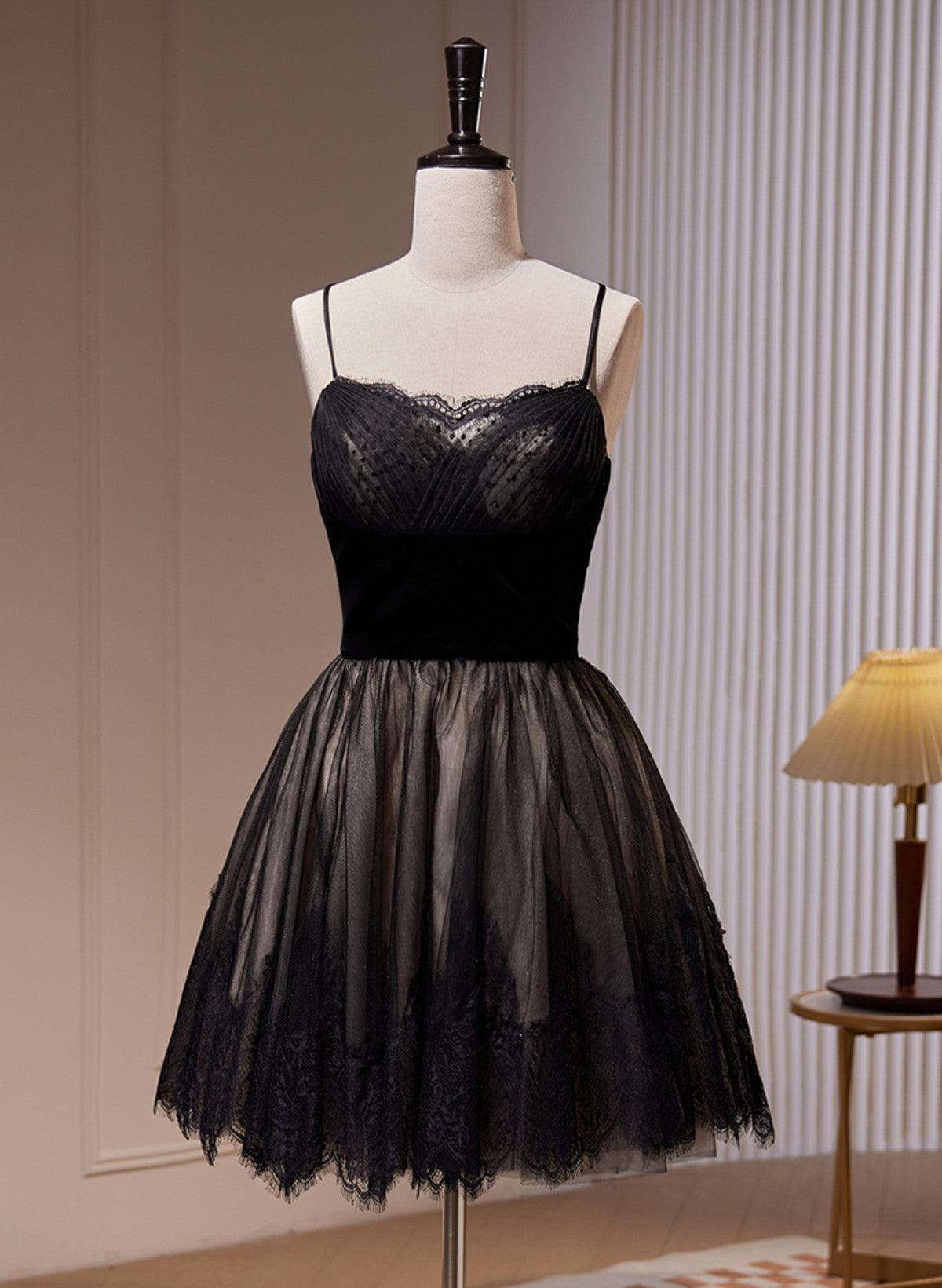 Vestido de fiesta corto con tirantes de tul y encaje negro