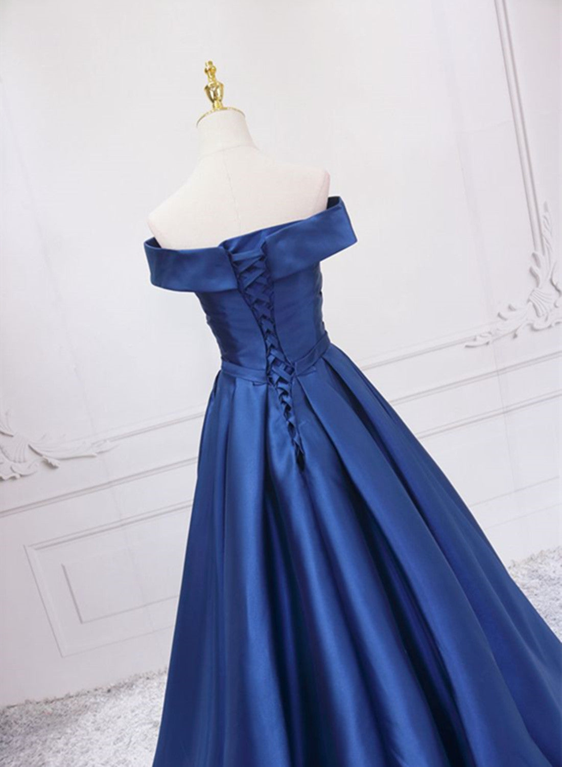 Vestido de fiesta de satén azul con hombros descubiertos, corte A y largo hasta el suelo 