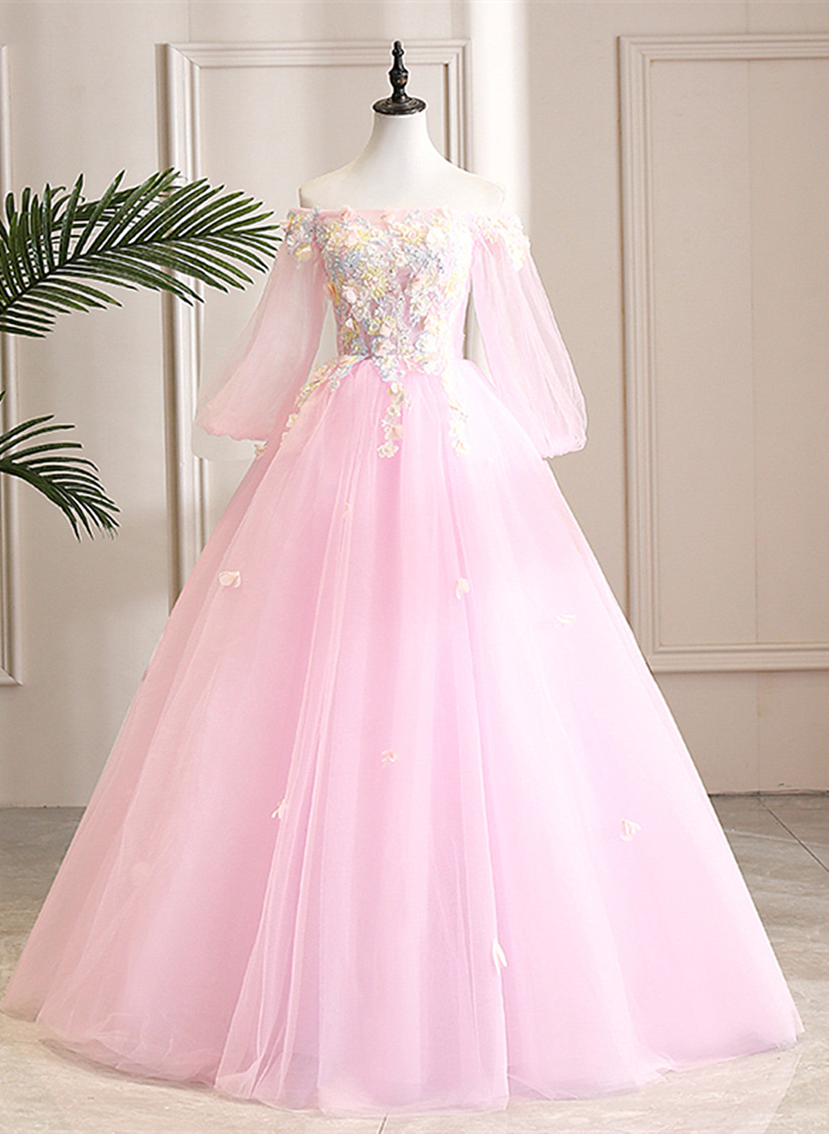 Lindo vestido rosa de fiesta para dulces 16 con flores 