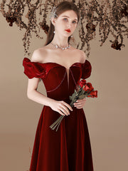 Vestido de fiesta de terciopelo rojo vino con escote corazón y cuentas y hombros descubiertos 